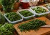Metoda corectă de congelare a verdețurilor. Așa își păstrează aroma luni întregi Verdețuri proaspete pregătite corect pentru congelator în recipiente de plastic
