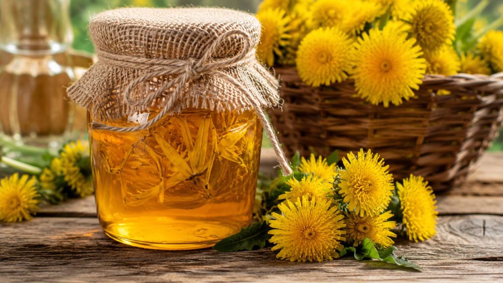Sirop de păpădie preparat în casă cu flori galbene proaspete