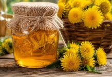 Sirop de păpădie preparat în casă cu flori galbene proaspete