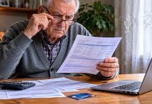CCR analizează taxa CASS la pensii. Pensionarii ar putea primi banii înapoi Pensionar analizând talonul de pensie și documente oficiale