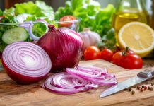 Ceapa roșie a revenit în atenția femeilor care vor să reducă grăsimea abdominală Ceapă roșie și salată sănătoasă pentru alimentație echilibrată