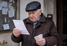 Pensionar tinand bani si talon de pensie