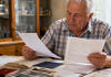 Ce se întâmplă dacă ajungi la vârsta de pensionare, dar ai mai puțin de 15 ani vechime. Mulți români află prea târziu această regulă Pensionar analizând documente privind vechimea în muncă și condițiile de pensionare.
