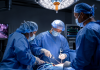 Premieră în sistemul public de sănătate. Două paciente cu cancer avansat au fost tratate printr-o procedură minim invazivă Echipă medicală în sala de operație la Spitalul Gerota în timpul unei proceduri minim invazive PIPAC.