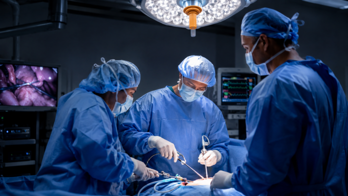 premiera-pipac-spitalul-gerota.jpg Echipă medicală în sala de operație la Spitalul Gerota în timpul unei proceduri minim invazive PIPAC.