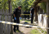 Polițiștii au auzit strigăte de sub pământ în timpul unei anchete. Ce au descoperit când au început să sape Polițiști descoperind un beci ascuns în timpul unei anchete