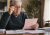 Ce se întâmplă cu pensiile până la finalul anului. Anunțul care îi privește pe milioane de români Pensionar analizând documente și talon de pensie în contextul verificării dosarului de pensie.