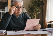Ce se întâmplă cu pensiile până la finalul anului. Anunțul care îi privește pe milioane de români Pensionar analizând documente și talon de pensie în contextul verificării dosarului de pensie.