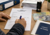 Până la finalul lunii iunie, acești români pot depune cererea care le poate aduce bani în plus Persoană completând documente pentru obținerea unor beneficii sociale și ajutoare financiare.