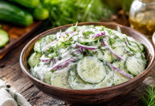 Salata de castraveți cu ceapă și smântână. Rețeta simplă care se face în 5 minute și merge perfect în zilele călduroase Salată de castraveți cu ceapă roșie și smântână servită într-un bol