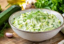 Salată cremoasă de dovlecei cu mărar și usturoi