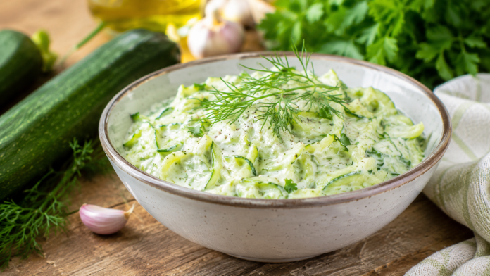 salata-dovlecei-vara.jpg Salată cremoasă de dovlecei cu mărar și usturoi