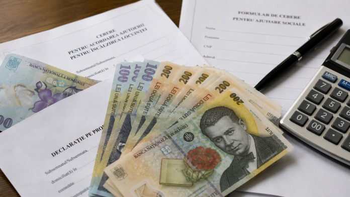 ajutor-de-pana-la-1000-de-lei-pentru-romani.jpg Bancnote românești și documente pentru acordarea unui ajutor financiar destinat persoanelor cu venituri reduse.