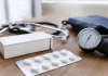 Medicamentul folosit de milioane de oameni, asociat cu un risc crescut de infarct și AVC Cutie de ibuprofen și tensiometru într-un articol despre riscul cardiovascular asociat anumitor medicamente.
