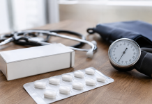 Medicamentul folosit de milioane de oameni, asociat cu un risc crescut de infarct și AVC Cutie de ibuprofen și tensiometru într-un articol despre riscul cardiovascular asociat anumitor medicamente.