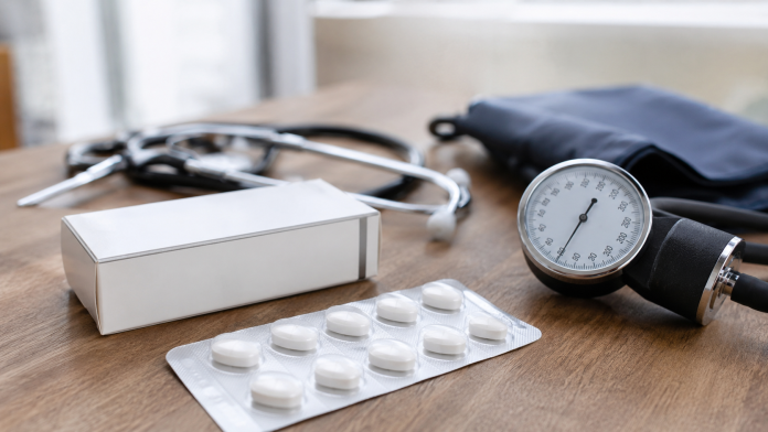 ibuprofen-risc-infarct-avc.jpg Cutie de ibuprofen și tensiometru într-un articol despre riscul cardiovascular asociat anumitor medicamente.