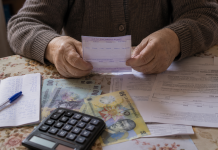 Pensiile ar putea crește de la 1 ianuarie 2027. Cine poate primi cei mai mulți bani Documente de pensie și bancnote românești pe masă