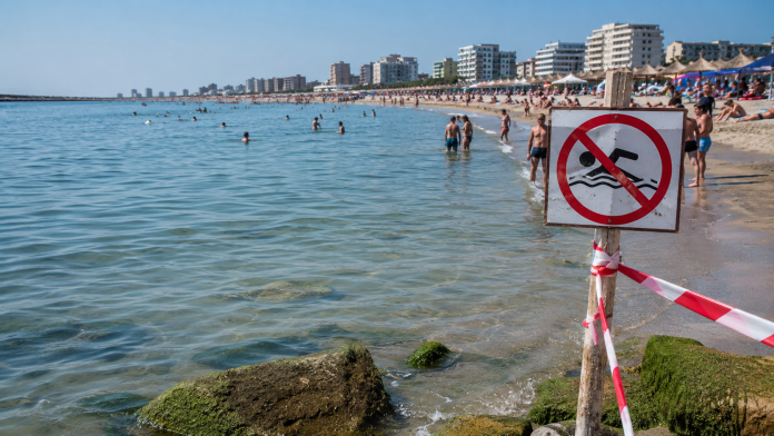bacterie-periculoasa-marea-neagra-vibrio.jpg Plajă la Marea Neagră și avertizare privind bacteriile Vibrio prezente în apa mării.