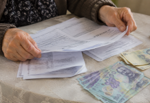 Documente și bancnote românești reprezentând ajutoarele acordate pensionarilor
