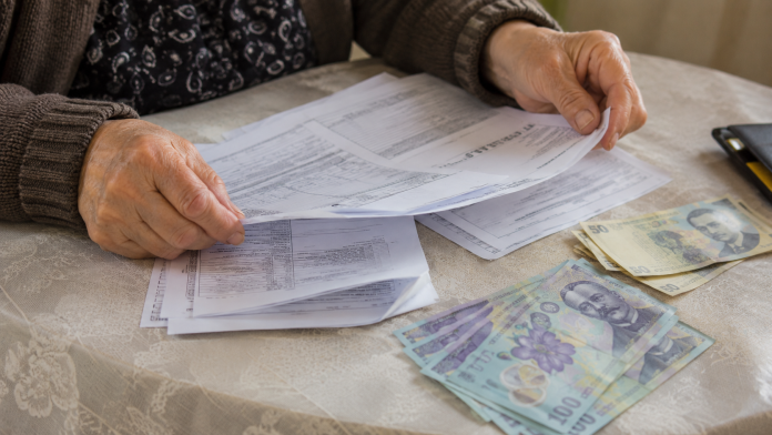 Documente și bancnote românești reprezentând ajutoarele acordate pensionarilor