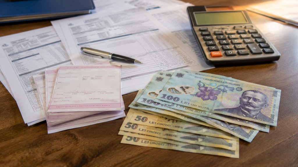 Documente de pensie și bancnote românești reprezentând recalcularea pensiilor