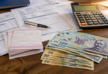 Documente de pensie și bancnote românești reprezentând recalcularea pensiilor