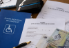 Crește indemnizația de însoțitor de la 1 iulie. Ce sumă vor primi beneficiarii Persoană analizând documente pentru indemnizația de însoțitor și drepturile acordate beneficiarilor de handicap grav.
