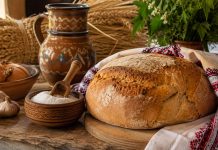 Sare, pâine și obiecte tradiționale pe o masă românească de sărbătoare