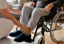 Persoană îngrijind un adult cu dizabilitate într-un cadru domestic, concept de indemnizație de însoțitor.