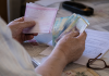 Punctul de pensie se mărește, dar pensionarii mai au de așteptat. Când vor intra în vigoare schimbările anunțate Pensionar analizând documente privind pensia și veniturile