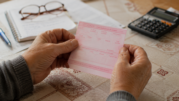 noutati-despre-pensii.jpg Pensionar analizând informații și documente legate de pensie