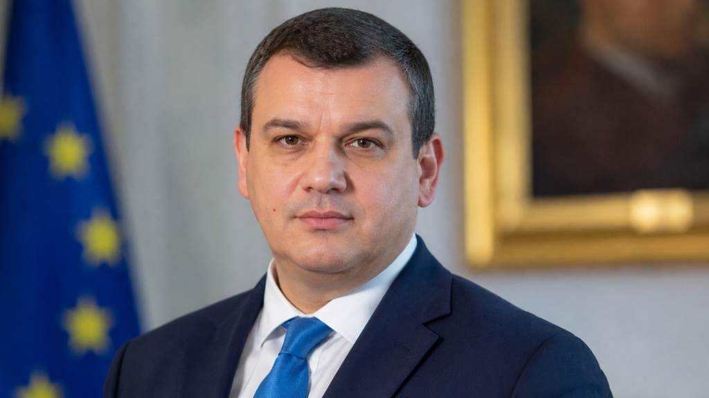 Eugen Tomac făcând declarații despre taxe și situația economică