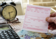 Pensionarii care pot primi bani în plus până la finalul anului. Cine intră pe listă și ce sume sunt luate în calcul Pensionar ținând în mână talonul de pensie și bancnote românești, ilustrând posibilitatea acordării unui sprijin financiar suplimentar.