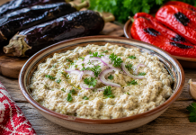 Salată de vinete cremoasă cu ardei copt și ceapă