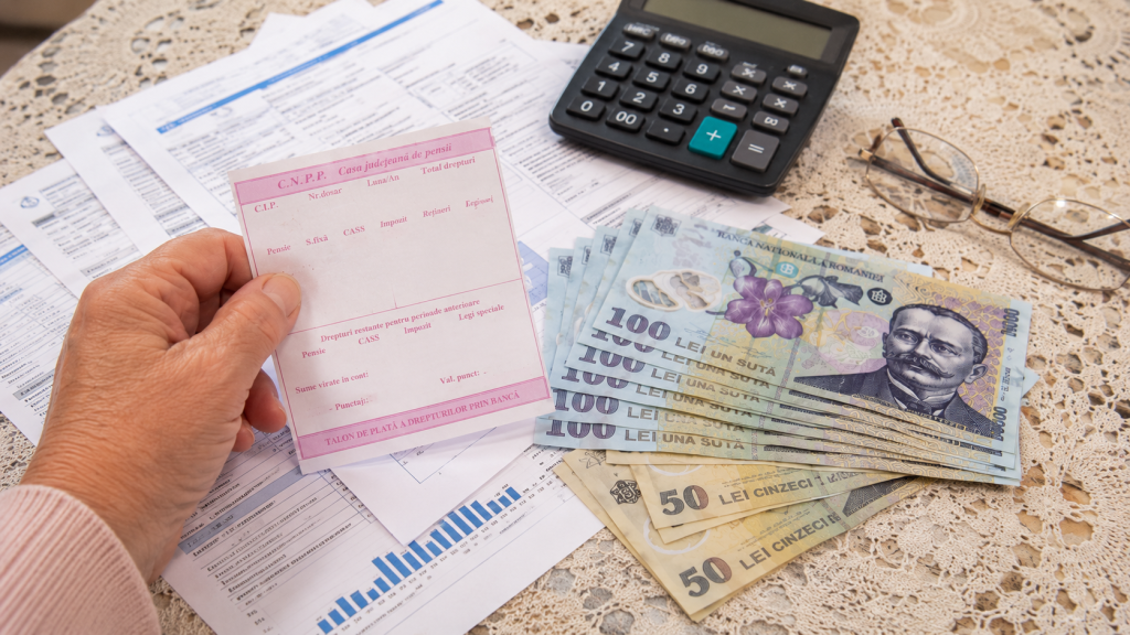 Documente de pensie și bancnote românești reprezentând ajutoarele acordate automat pensionarilor