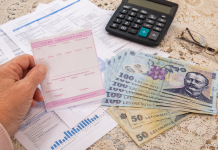 Documente de pensie și bancnote românești reprezentând ajutoarele acordate automat pensionarilor
