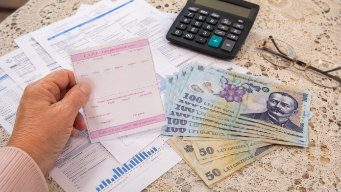 Documente de pensie și bancnote românești reprezentând ajutoarele acordate automat pensionarilor
