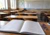 Sute de mii de absențe și tot mai multe bănci goale. Fenomenul care îi îngrijorează pe profesori Sală de clasă cu multe bănci goale și catalog plin de absențe