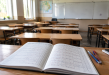 Sute de mii de absențe și tot mai multe bănci goale. Fenomenul care îi îngrijorează pe profesori Sală de clasă cu multe bănci goale și catalog plin de absențe