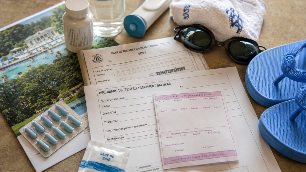 Documente de pensie și materiale medicale reprezentând biletele de tratament pentru pensionari