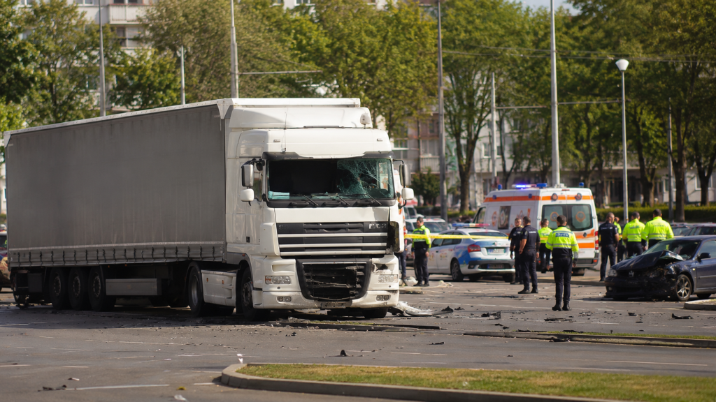 TIR implicat într-un accident rutier în Constanța și echipaje de intervenție la fața locului