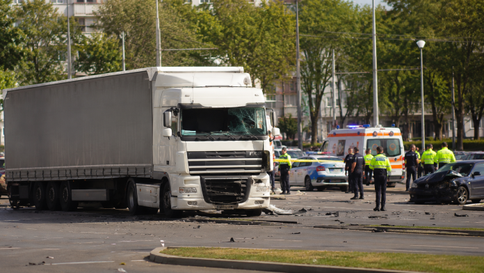 patron-sofer-tir-constanta.jpg TIR implicat într-un accident rutier în Constanța și echipaje de intervenție la fața locului