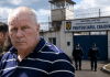 Gheorghe Dincă cere să fie eliberat din închisoare. Ce probleme de sănătate a invocat în fața instanței Imagine ilustrativă cu un penitenciar din România și garduri de securitate