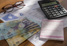 Bancnote românești și documente de pensie reprezentând bonusul acordat pensionarilor