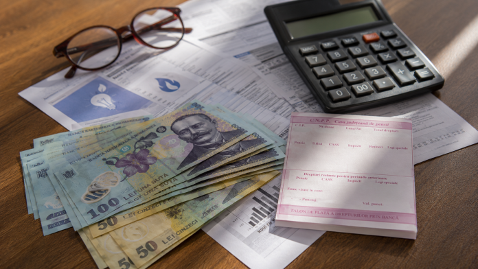 Bancnote românești și documente de pensie reprezentând bonusul acordat pensionarilor
