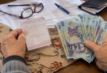 Documente și bancnote românești reprezentând ajutoarele acordate pensionarilor cu venituri mici