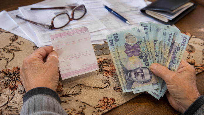 Documente și bancnote românești reprezentând ajutoarele acordate pensionarilor cu venituri mici