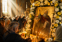 Sfântul Proroc Ilie Tesviteanul, sărbătorit pe 20 iulie, reprezentat în fața unei biserici ortodoxe.