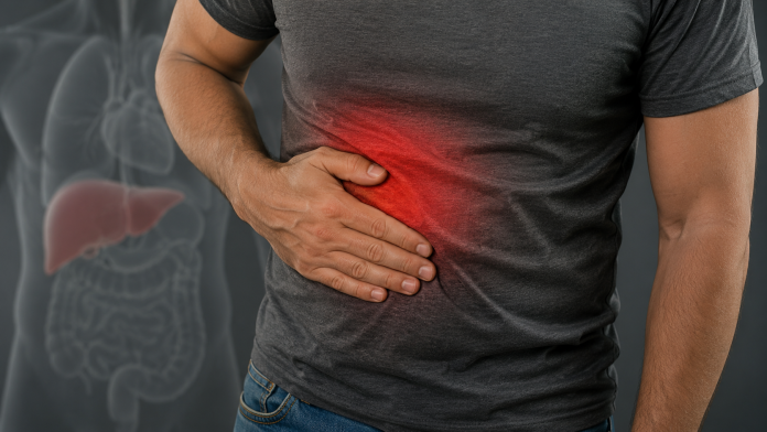 ficatul-gras-semne.jpg Adult cu mâna în partea dreaptă a abdomenului, sugerând disconfort la nivelul ficatului.