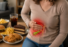 Pietrele la fiere pot rămâne ani întregi fără simptome. Semnele pe care nu ar trebui să le ignori Persoană ținând mâna în partea dreaptă a abdomenului, sugerând durerea provocată de pietrele la fiere.
